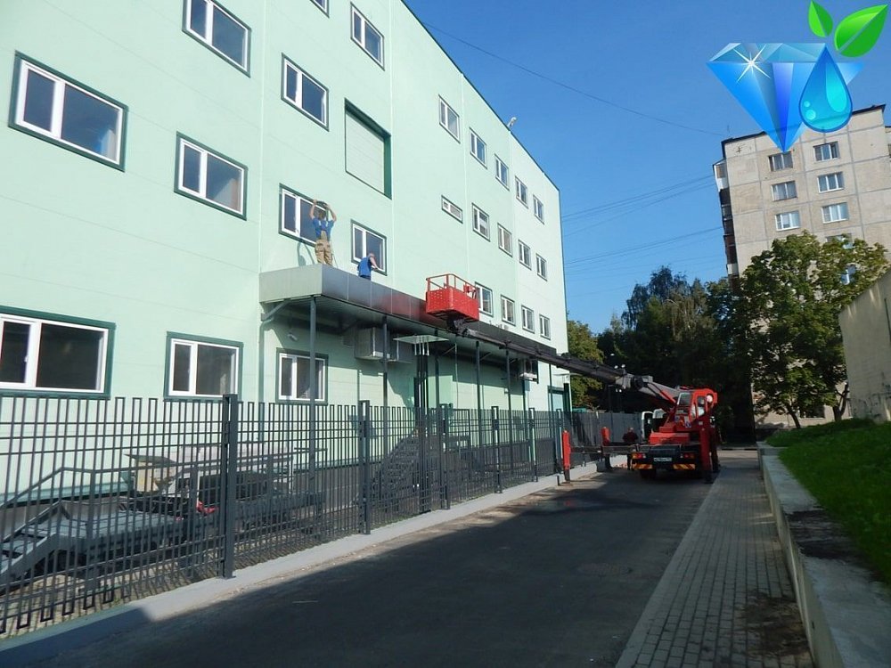 Мытьё фасада здания научно-производственного предприятия